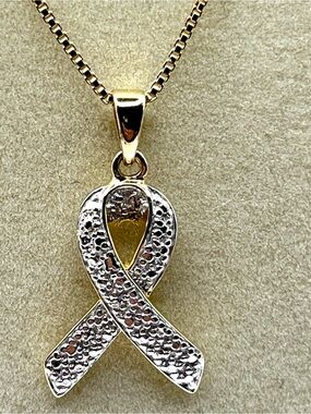 Vintage Gold Ribbon Pendant Necklace with Sterling Silver 925 Studs Elegant